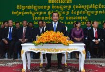 សម្តេចតេជោ ហ៊ុន សែន អញ្ជើញប្រគល់សញ្ញាបត្រដល់ និស្សិតសាកលវិទ្យាល័យធនធានមនុស្ស