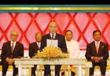 ព្រះមហាក្សត្រ សព្វព្រះរាជហឫទ័យ ស្តេចយាងជាព្រះរាជាធិបតីដ៏ខ្ពង់ខ្ពស់បំផុត បើកសម័យប្រជុំពេញអង្គព្រឹទ្ធសភា ថ្ងៃទី២៣ ខែមេសា ឆ្នាំ២០១៨