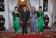 ព្រះករុណា ព្រះមហាក្សត្រ និងសម្ដេចព្រះមហាក្សត្រី សព្វព្រះរាជហឬទ័យប្រោសព្រះរាជទាន ថ្នាក់ដឹកនាំសម្ព័ន្ធគ្រូពេទ្យ នៃ សហភាពសហពន្ធយុវជនកម្ពុជា ចូលក្រាបថ្វាយបង្គំគាល់ថ្វាយ