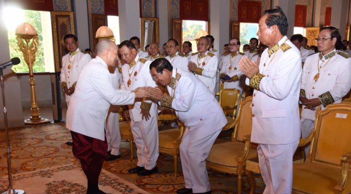 ព្រះករុណាព្រះមហាក្សត្រ សព្វព្រះរាជហឫទ័យ ប្រោសព្រះរាជទានដល់គណៈប្រតិភូនៃស្ថាប័នព្រឹទ្ធសភា រដ្ឋសភា និងរារដ្ឋាភិបាលកម្ពុជា ចូលក្រាបបង្គំគាល់ ថ្វាយព្រះពរ ក្នុងឱកាសគម្រប់ព្រះជន្មាយុ ៦៥ យាងចូល ៦៦ ព្រះវស្សា