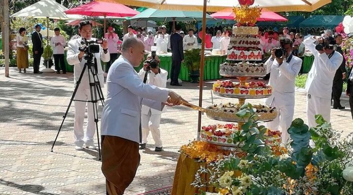 ព្រះករុណា ព្រះមហាក្សត្រ យាងកាត់នំ ក្នុងព្រះរាជពិធីបុណ្យចម្រើនព្រះជន្មគម្រប់ ៦៥ យាងចូល ៦៦ ព្រះវស្សា