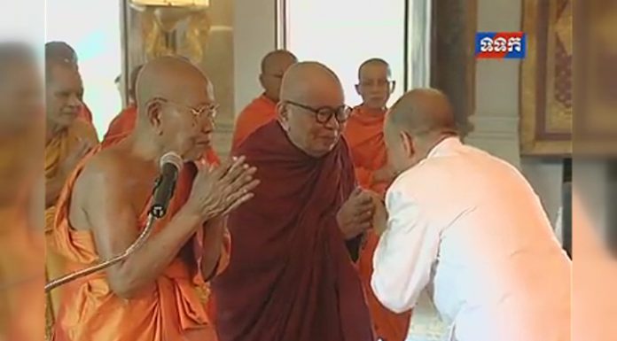 ព្រះមហាក្សត្រ សព្វព្រះរាជហឫទ័យព្រះបរមរាជានុញ្ញាតថ្វាយសម្តេចព្រះសង្ឃរាជ ទេព វង្ស យាងដឹកនាំមន្រ្តីសង្ឃ ចូលក្រាបថ្វាយបង្គំថ្វាយព្រះពរ