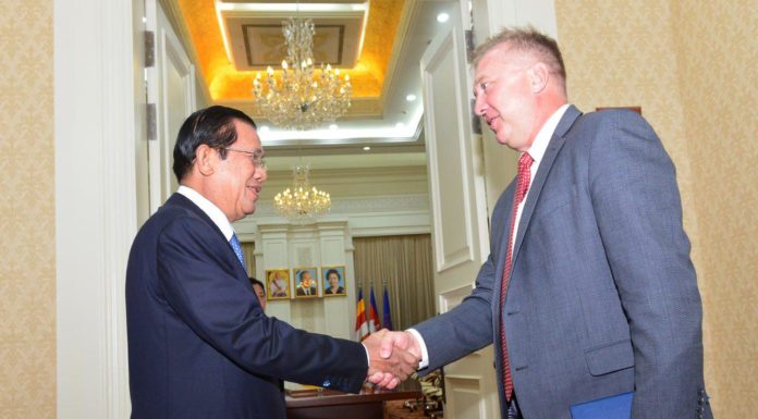 សម្តេចតេជោ ហ៊ុន សែន អញ្ជើញជួបពិភាក្សាការងារជាមួយសមាជិកព្រឹទ្ធសភាសហរដ្ឋអាមេរិក