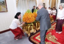 ព្រះមហាក្សត្រ សម្តេចព្រះមហាក្សត្រី សព្វព្រះរាជហឫទ័យប្រោសព្រះរាជទាន សម្តេចកិត្តិព្រឹទ្ធបណ្ឌិត ប៊ុន រ៉ានី ហ៊ុនសែន ចូលក្រាបថ្វាយបង្គំគាល់ ថ្វាយព្រះព