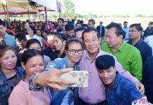 សម្តេចនាយករដ្ឋមន្រ្តី ហ៊ុន សែន អញ្ជើញជួបសំណេះសំណាលជាមួយបងប្អូន កម្មករ និយោជិតប្រមាណជិត២ម៉ឺននាក់ នៅខេត្តតាកែវ