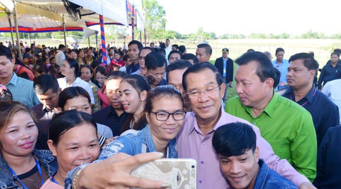 សម្តេចនាយករដ្ឋមន្រ្តី ហ៊ុន សែន អញ្ជើញជួបសំណេះសំណាលជាមួយបងប្អូន កម្មករ និយោជិតប្រមាណជិត២ម៉ឺននាក់ នៅខេត្តតាកែវ