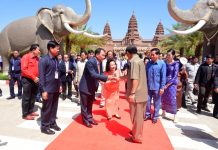 សម្តេចនាយករដ្ឋមន្រ្តី ហ៊ុន សែន អញ្ជើញកាត់ខ្សែបូសម្ពោធដាក់ឲ្យដំណើរការសួនសត្វ ភ្នំពេញ សាហ្វារី