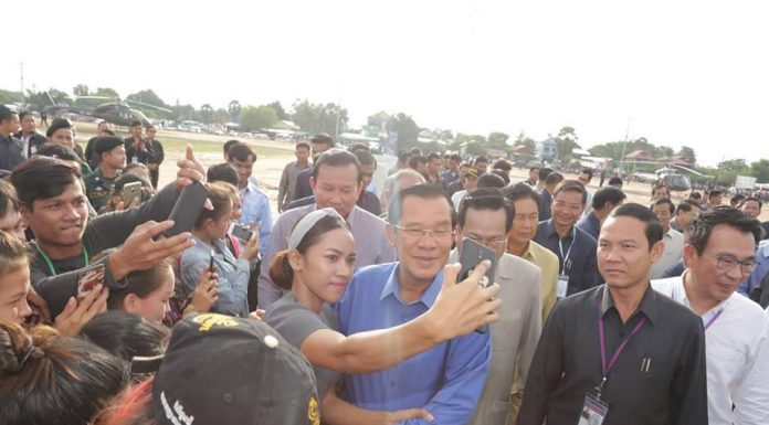 សម្តេចតេជោ ហ៊ុន សែន អញ្ជើញជួបសំណេះសំណាលជាមួយកម្មករ-កម្មការិនី ជាង ២ម៉ឺននាក់នៅខេត្តកំពង់ឆ្នាំង