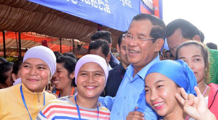 សម្តេចតេជោ ហ៊ុន សែន អញ្ជើញជួបសំណេះសំណាលជាមួយកម្មករជាង ២ម៉ឺននាក់នៅខេត្តកំពង់ឆ្នាំង