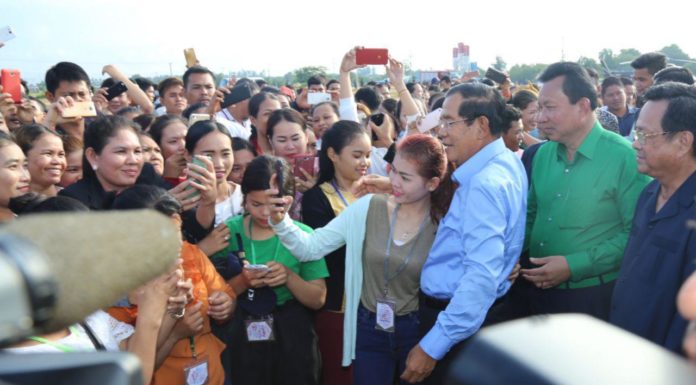 សម្តេចតេជោ ហ៊ុន សែន អញ្ជើញជួបបងប្អូនកម្មករជាង២ម៉ឺននាក់នៅខេត្តកំពង់ឆ្នាំង