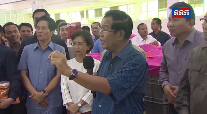 សម្តេចអគ្គមហាសេនាបតីតេជោ ហ៊ុន សែន អញ្ជើញពិនិត្យសង្វាក់ផលិតកម្ម នៅរោងចក្រកាត់ដេររបស់ក្រុមហ៊ុន ថប សាមីត ហ្គាមេន
