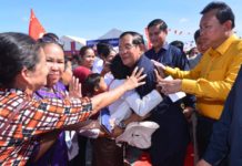 សម្តេចនាយករដ្ឋមន្រ្តី ហ៊ុន សែន និងឯកអគ្គរដ្ឋទូតចិន អញ្ជើញកាត់ខ្សែបូសម្ពោធដាក់ឲ្យប្រើប្រាស់ជាផ្លូវការស្ពានអាកាសមិត្តភាព កម្ពុជា-ចិន សែនសុខ ប្រវែង ៩៤២ម៉ែត្រ