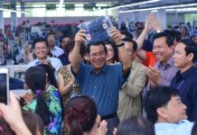 ប្រមុខរាជរដ្ឋាភិបាលកម្ពុជាអញ្ជើញទស្សនកិច្ចខ្សែសង្វាក់ផលិតកម្ម ក្នុងរោងចក្រកាត់ដេរ នៃក្រុមហ៊ុនថប សាមីត ហ្គាមេន អ៊ីន