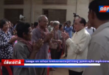 ឯកឧត្តម ឧបនាយករដ្ឋមន្រ្តី ហោ ណាំហុង ចែកអំណោយដល់ប្រជាពលរដ្ឋ រងគ្រោះដោយទឹកជំនន់ នៅស្រុកកោះសូទិន