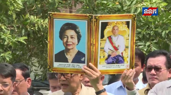 សមេ្តចចៅហ្វាយវាំង គង់ សំអុល ចែកព្រះរាជអំណោយដល់ប្រជាពលរដ្ឋ នៅស្រុកព្រៃឈរ ខេត្តកំពង់ចាម