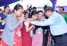 សម្តេចតេជោ ហ៊ុន សែន អញ្ជើញចុះជួបកូនក្មួយកម្មករជាង១ម៉ឺននាក់នៅរោងចក្រតំបន់លូ៥
