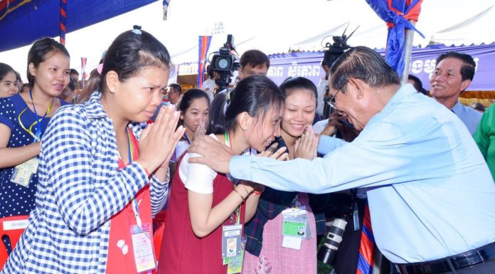 សម្តេចតេជោ ហ៊ុន សែន អញ្ជើញចុះជួបកូនក្មួយកម្មករជាង១ម៉ឺននាក់នៅរោងចក្រតំបន់លូ៥