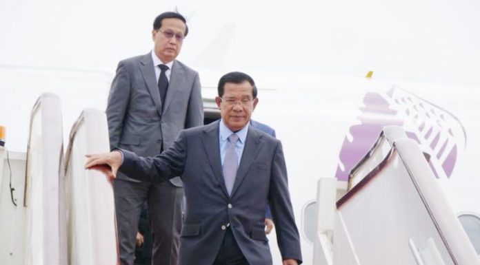 សម្តេចតេជោ ហ៊ុន សែន អញ្ជើញមកដល់អាកាសយានដ្ឋានអន្តរជាតិ វូស៊ូ (WuXu) ទីក្រុងណាននីង នៃខេត្តក្វាងស៊ី