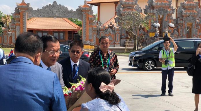 សម្តេចតេជោ ហ៊ុន សែន អញ្ជើញដឹកនាំគណៈប្រតិភូជាន់ខ្ពស់កម្ពុជាធ្វើមាតុភូមិនិវត្តន៍