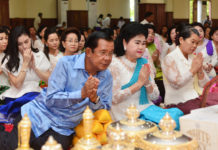 សម្ដេចតេជោ ហ៊ុន សែន និង សម្តេចកិតិ្តព្រឹទ្ធបណ្ឌិត អញ្ជើញកាន់បិណ្ឌទី៩នៅវត្តចំពុះក្អែក