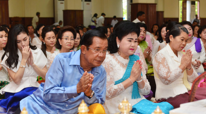 សម្ដេចតេជោ ហ៊ុន សែន និង សម្តេចកិតិ្តព្រឹទ្ធបណ្ឌិត អញ្ជើញកាន់បិណ្ឌទី៩នៅវត្តចំពុះក្អែក