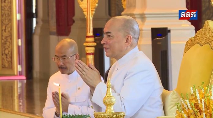ព្រះករុណា ព្រះមហាក្សត្រ សព្វព្រះរាហឫទ័យ ស្តេចយាងបំពេញមហាព្រះរាជកុសល ក្នុងព្រះរាជពិធីបុណ្យចេញព្រះវស្សា នៅព្រះបរមរាជវាំង