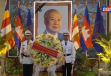 ឯកឧត្តមកិត្តិនីតិកោសលបណ្ឌិត ប៊ិន ឈិន ដឹកនាំគណៈប្រតិភូ ទីស្តីការគណៈរដ្ឋមន្រ្តីអញ្ជើញ ថ្វាយកម្រងផ្កាគោរពព្រះវិញ្ញាណក្ខន្ធ ព្រះបរមរតនកោដ្ឋ