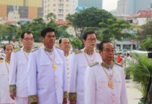 ឯកឧត្តមកិត្តិនីតិកោសលបណ្ឌិត ប៊ិន ឈិន ដឹកនាំគណៈប្រតិភូ ទីស្តីការគណៈរដ្ឋមន្រ្តីអញ្ជើញ ថ្វាយកម្រងផ្កាគោរពព្រះវិញ្ញាណក្ខន្ធ ព្រះបរមរតនកោដ្ឋ