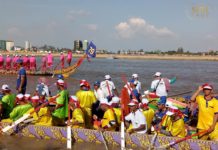 ទិដ្ឋភាពនៅមាត់ទន្លេមុខព្រះបរមរាជវាំង រសៀលថ្ងៃទី១ នៃព្រះរាជពិធីបុណ្យអុំទូក បណ្តែតប្រទីប និងសំពះព្រះខែ អកអំបុក
