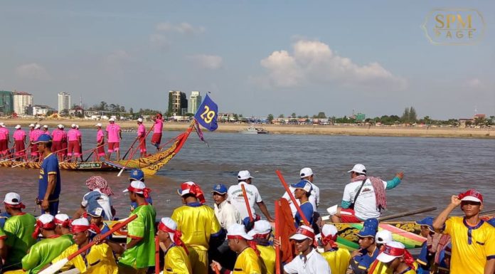 ទិដ្ឋភាពនៅមាត់ទន្លេមុខព្រះបរមរាជវាំង រសៀលថ្ងៃទី១ នៃព្រះរាជពិធីបុណ្យអុំទូក បណ្តែតប្រទីប និងសំពះព្រះខែ អកអំបុក
