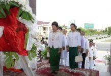 ប្រតិភូក្រសួង-ស្ថាប័ននានា អញ្ជើញដាក់កម្រងផ្កាគោរពវិញ្ញាណក្ខន្ធ ក្នុងឱកាសខួបអនុស្សាវរីយ៍ លើកទី៦៥ ថ្ងៃបុណ្យឯករាជ្យជាតិ