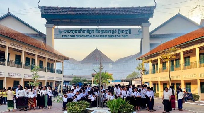 ផ្សាយបន្តផ្ទាល់(Live): សម្ដេចតេជោ ហ៊ុន សែន និងសម្ដេចកិត្តិព្រឹទ្ធបណ្ឌិត ប៊ុន រ៉ានី ហ៊ុនសែន អញ្ជើញសួរសុខទុក្ខ ព្រមទាំងរៀបចំអាហារជូនកុមារពិការគ-ថ្លង់ និងកុមារកំព្រាសរុប មកពីសាលាគ្រួសារថ្មី