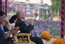 ព្រះករុណា ព្រះមហាក្សត្រ យាងជាព្រះរាជាធិបតី និងទតការប្រណាំងទូក ថ្ងៃដំបូង នៃព្រះរាជពិធីបុណ្យអុំទូក