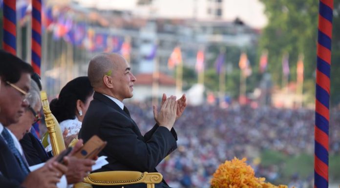 ព្រះករុណា ព្រះមហាក្សត្រ យាងជាព្រះរាជាធិបតី និងទតការប្រណាំងទូក ថ្ងៃដំបូង នៃព្រះរាជពិធីបុណ្យអុំទូក