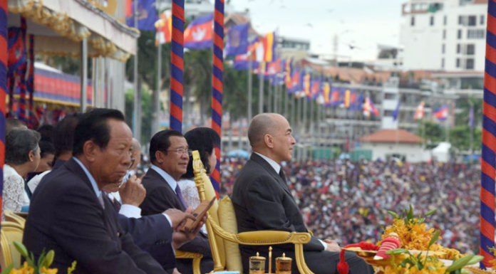 ព្រះករុណា ព្រះមហាក្សត្រ ស្តេចយាងទតការប្រណាំងទូក«ង» ថ្ងៃផ្តាច់ព្រ័ត្រ នៃព្រះរាជពិធីបុណ្យអុំទូក