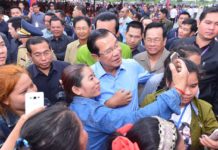 សម្តេចតេជោ ហ៊ុន សែន អញ្ជើញចុះជួបសំណេះសំណាលជាមួយកូនក្មួយ កម្មករ កម្មការិនី ស្រុកបាទី ខេត្តតាកែវ