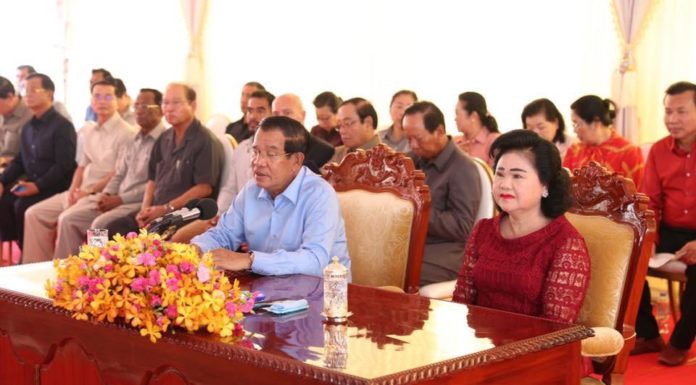 សម្តេចតេជោ ហ៊ុន សែន និង សម្តេចកិត្តិព្រឹទ្ធបណ្ឌិត អញ្ជើញសួរសុខទុក្ខ និងរៀបចំអាហារជូនកុមារ ពិការ គ-ថ្លង់