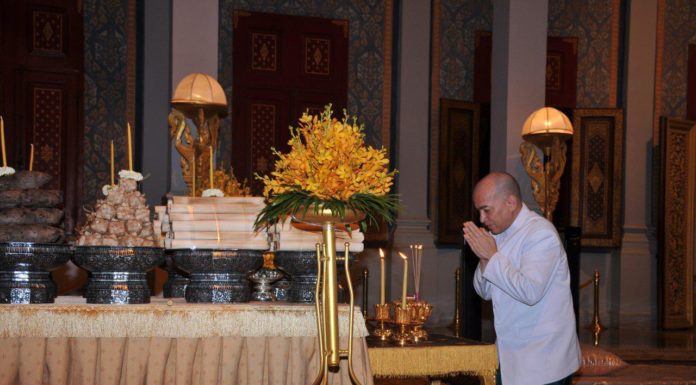 ព្រះករុណា ព្រះមហាក្សត្រ យាងជាព្រះរាជាធិបតី ពិធីសំពះព្រះខែ អកអំបុក និងពិធីសម្រក់ទៀនជ័យ នារាត្រីថ្ងៃទី០២ នៃព្រះរាជពិធីបុណ្យអុំទូក