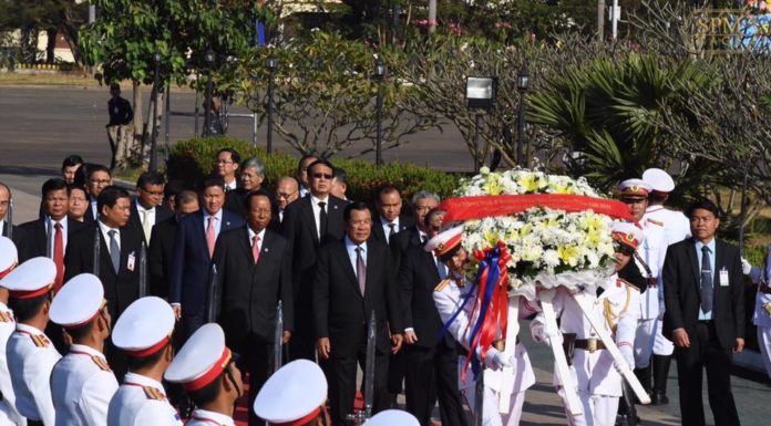 សម្ដេចតេជោ ហ៊ុន សែន អញ្ជើញគោរពវិញ្ញាណក្ខន្ធយុទ្ធជនពលីនៅប្រទេសឡាវ