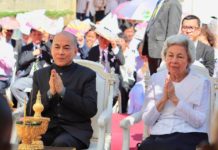 ព្រះករុណា ព្រះមហាក្សត្រ និងព្រះមហាក្សត្រី យាងចូលរួមព្រះរាជពិធីសង្ឃទានឧទ្ទិសកុសលជូនវិញ្ញាណក្ខន្ធ លោកសាស្រ្តាចារ្យវេជ្ជបណ្ឌិត បេអាត រិចឈ្នឺរ នៅខេត្តសៀមរាប