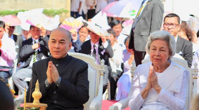 ព្រះករុណា ព្រះមហាក្សត្រ និងព្រះមហាក្សត្រី យាងចូលរួមព្រះរាជពិធីសង្ឃទានឧទ្ទិសកុសលជូនវិញ្ញាណក្ខន្ធ លោកសាស្រ្តាចារ្យវេជ្ជបណ្ឌិត បេអាត រិចឈ្នឺរ នៅខេត្តសៀមរាប