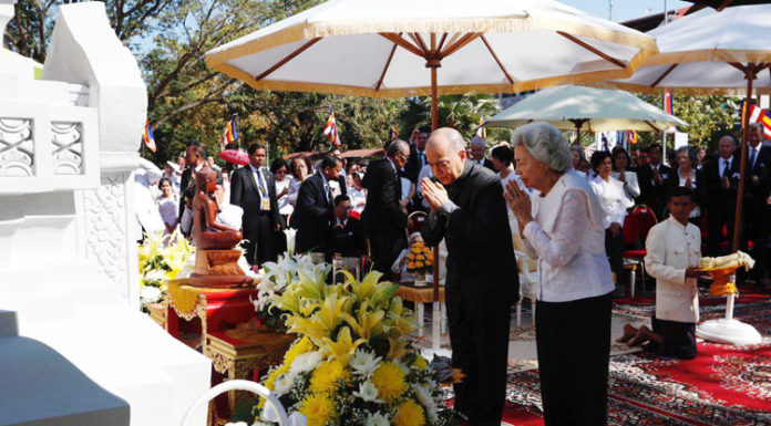ព្រះករុណា ព្រះមហាក្សត្រ និងព្រះមហាក្សត្រី ស្តេចយាងចូលរួមព្រះរាជពិធីសង្ឃទានឧទ្ទិសកុសលជូនចំពោះវិញ្ញាណក្ខន្ធ លោកបណ្ឌិត Beat Richner នៅខេត្តសៀមរាប