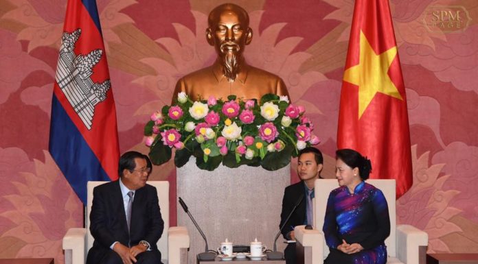 សម្តេចតេជោ ហ៊ុន សែន អញ្ជើញជួបប្រធានរដ្ឋសភាវៀតណាម