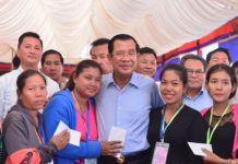 សម្តេចនាយករដ្ឋមន្រ្តី ហ៊ុន សែន អញ្ជើញជួបសំណេះសំណាលជាមួយបងប្អូនកម្មករ និយោជិតប្រមាណ ១៧.៩១២នាក់ នៅស្រុកកណ្តាលស្ទឹង