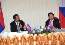 សម្ដេចតេជោ ហ៊ុន សែន និងនាយករដ្ឋមន្រ្តីឡាវអញ្ជើញធ្វើសន្និសីទសារព័ត៌មានរួមគ្នានៅទីក្រុងវៀងច័ន្ទ