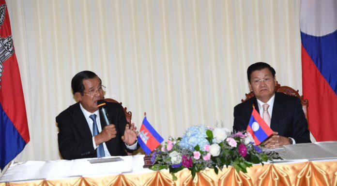 សម្ដេចតេជោ ហ៊ុន សែន និងនាយករដ្ឋមន្រ្តីឡាវអញ្ជើញធ្វើសន្និសីទសារព័ត៌មានរួមគ្នានៅទីក្រុងវៀងច័ន្ទ