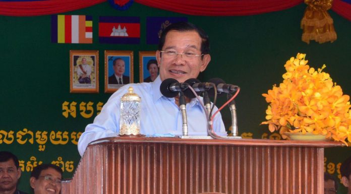 សម្តេចតេជោ ហ៊ុន សែន អញ្ជើញជួបសំណេះសំណាលជាមួយកូនកម្មករកម្មការិនីជិត ពីរម៉ឺននាក់នៅខេត្តកំពង់ស្ពឺ