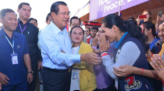 សម្តេចនាយករដ្ឋមន្រ្តី ហ៊ុន សែន អញ្ជើញជួបសំណេះសំណាលជាមួយបងប្អូនកម្មករ និយោជិតប្រមាណជាង ១៧.០០០នាក់ នៅខេត្តកំពង់ស្ពឺ
