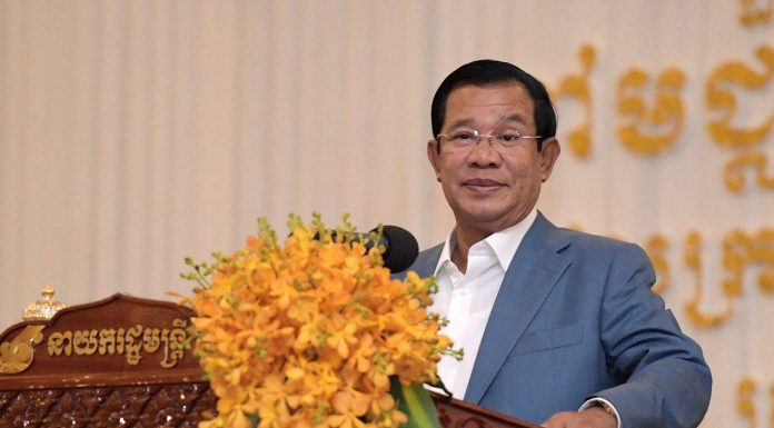 សម្ដេចតេជោ ហ៊ុន សែន ស្នើឱ្យក្រសួងព័ត៌មានពិភាក្សាឡើងវិញអំពីការផ្លាស់ប្ដូរ ប្រព័ន្ធទូរទស្សន៍អាណាឡូក ទៅឌីជីថល