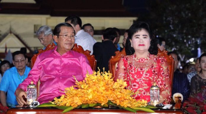 សម្តេចនាយករដ្ឋមន្រ្តី ហ៊ុន សែន និងសម្តេចកិត្តិព្រឹទ្ធបណ្ឌិត ប៊ុន រ៉ានី ហ៊ុន សែន អញ្ជើញ ជាអធិបតី បើកជាផ្លូវការពិធីបុណ្យសមុទ្រលើកទី៧ នៅខេត្តកោះកុង
